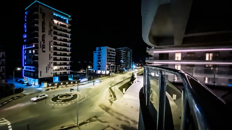 Ausblick von de Sitzgelegenheit auf der Terrasse bei Nacht